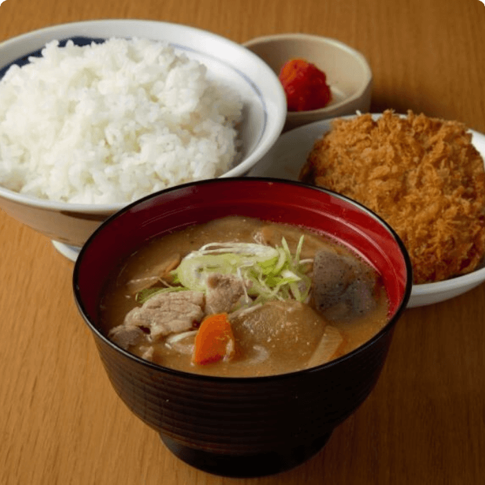 とん汁定食（メンチカツ付き）