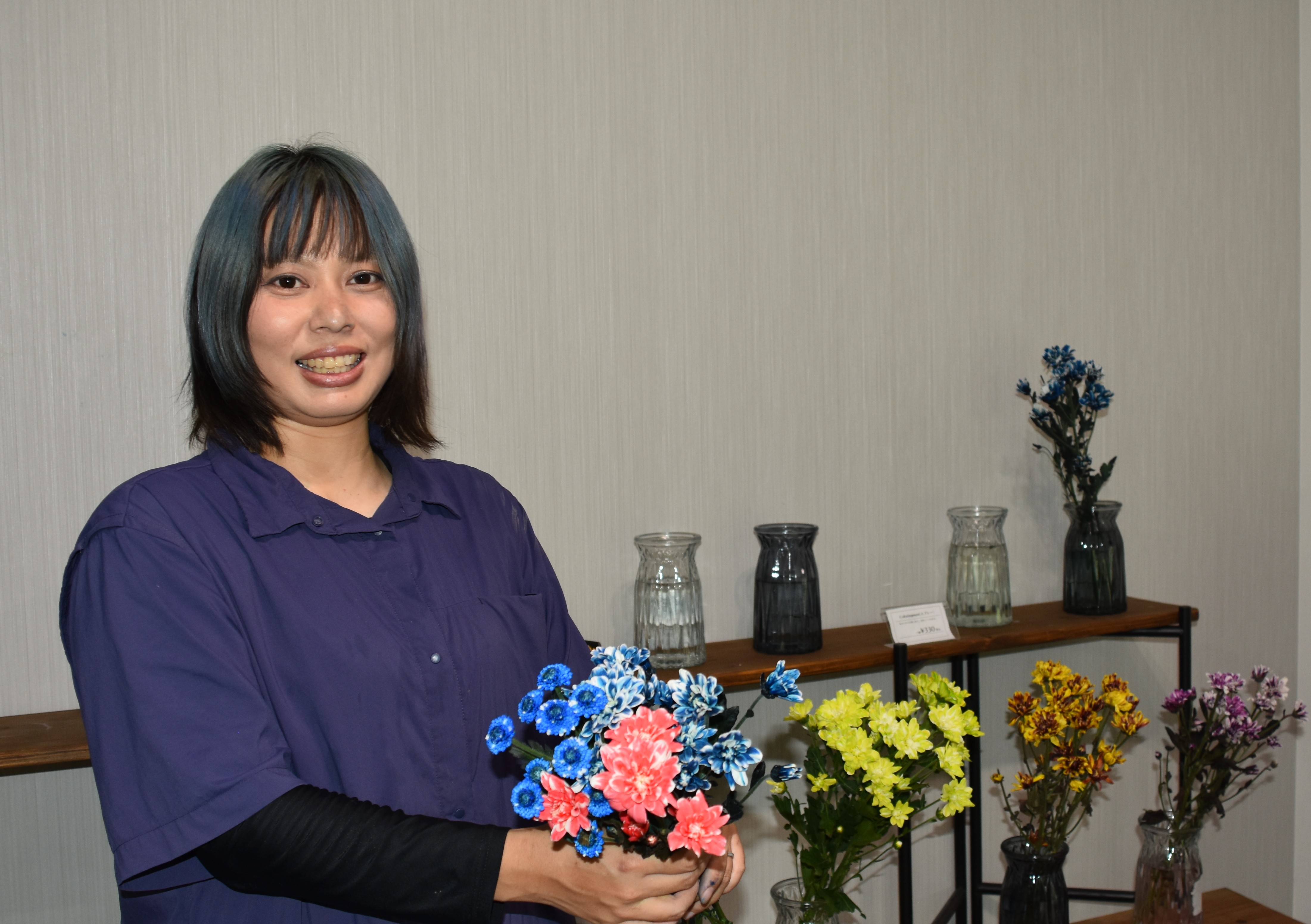 染め菊に魅せられ、「推し活」のアイテムにしようと奮闘する「千紫万紅」の千喜田樹理さん