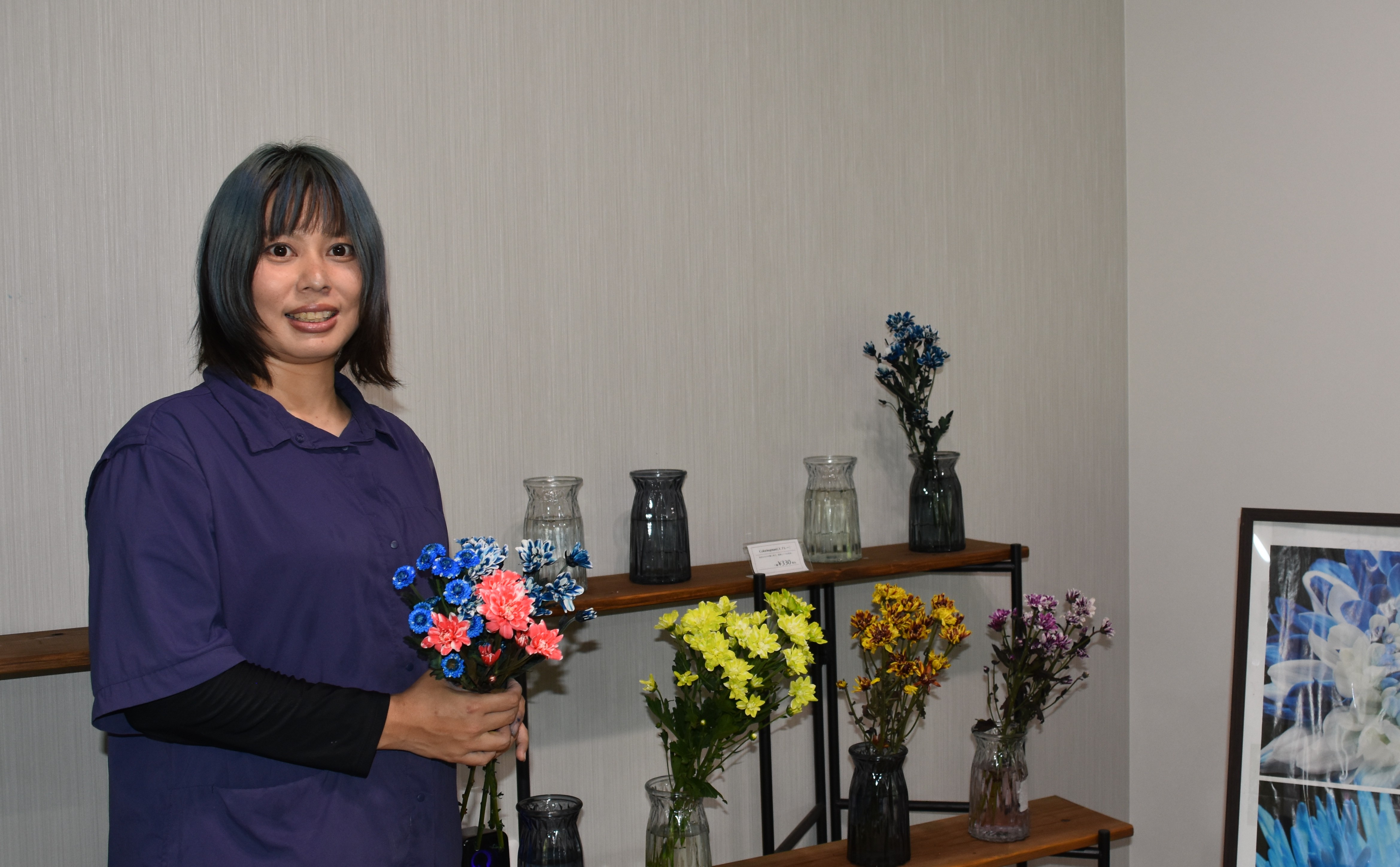 染め菊に魅せられ、「推し活」のアイテムにしようと奮闘する「千紫万紅」の千喜田樹理さん