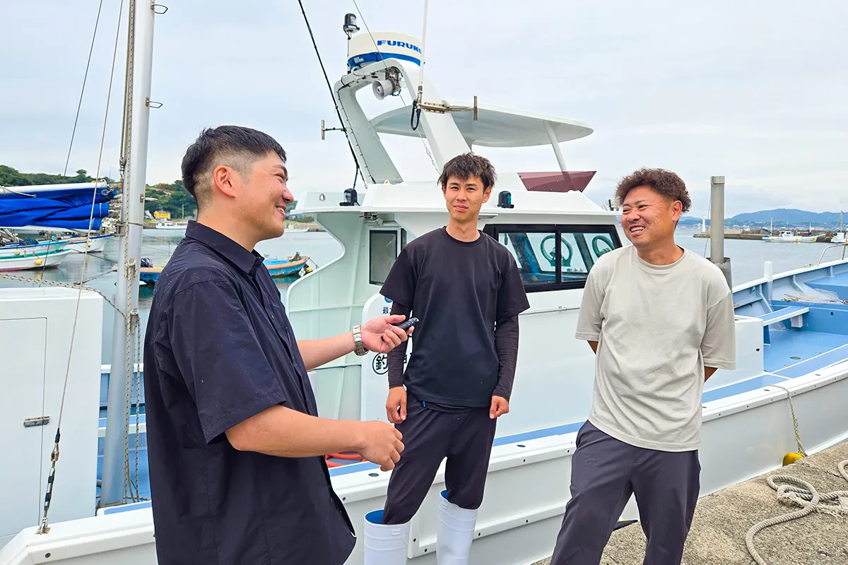 岩野義通船長と輝若船長に話しを聞く筆者