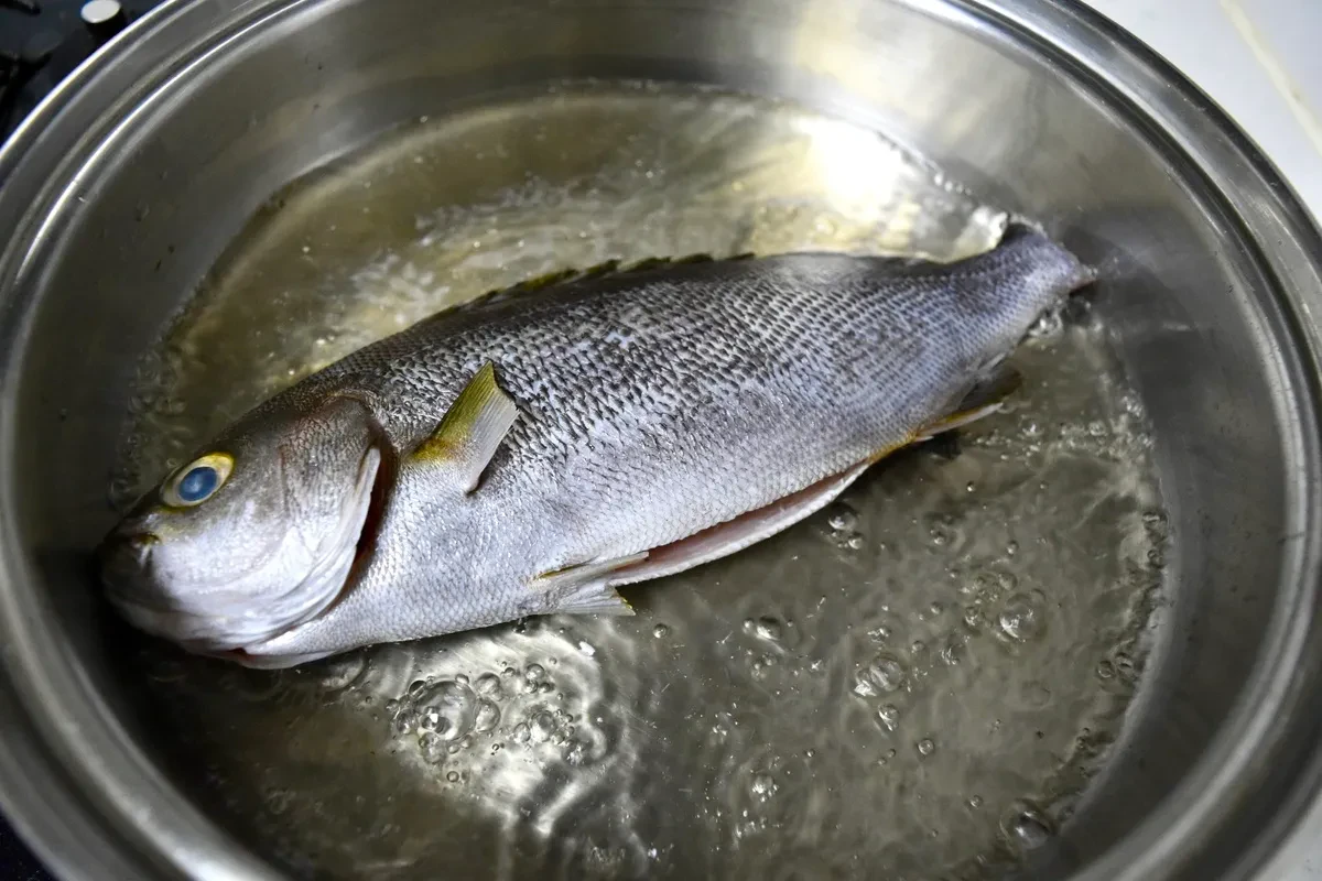 酒、みりん、砂糖で煮る