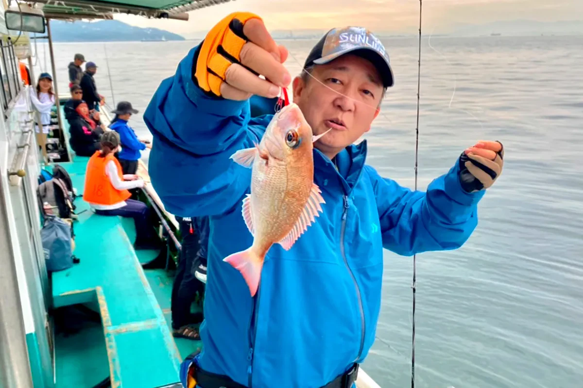 船中1匹目のマダイ