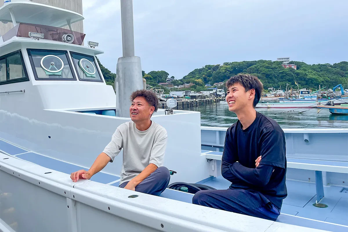 岩野義通船長と輝若船長にインタビュー中