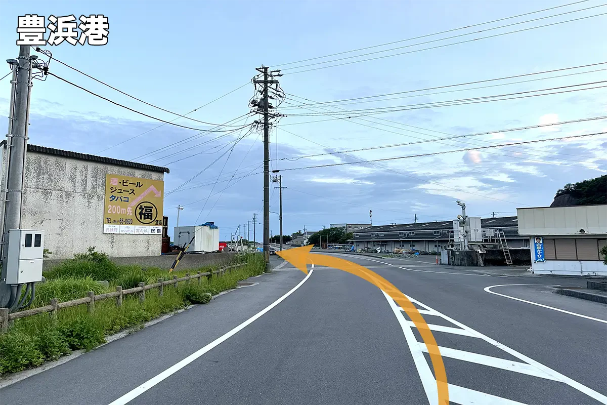 酒屋さんの看板を目印に左折