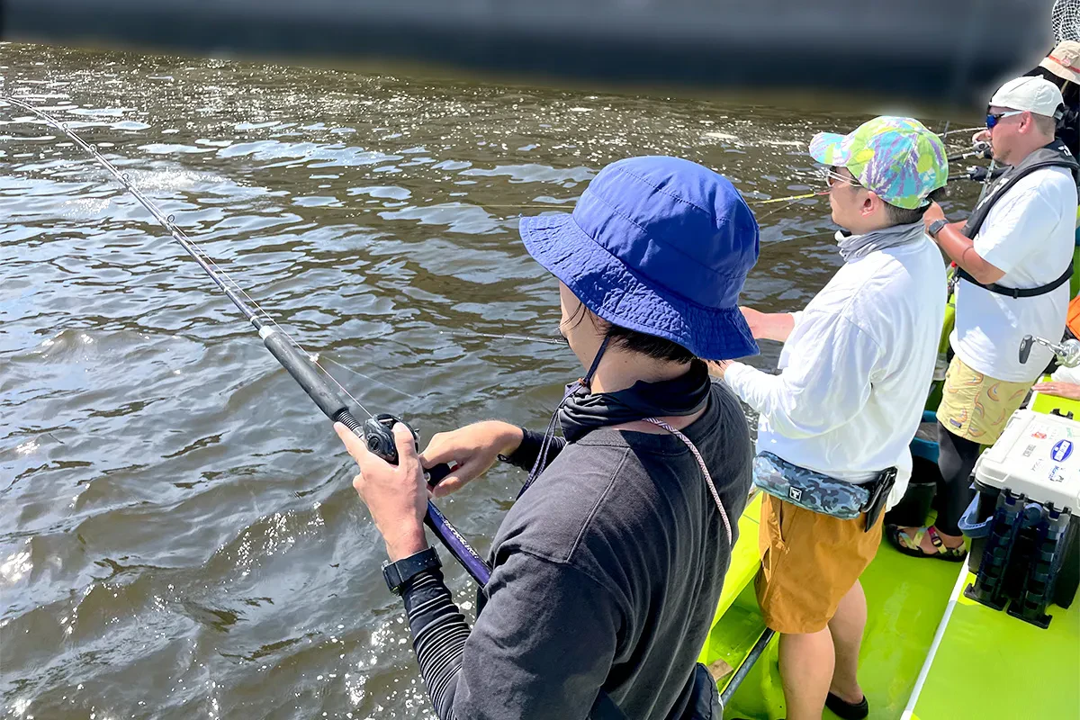 集中して釣りをするアングラーズスタッフ