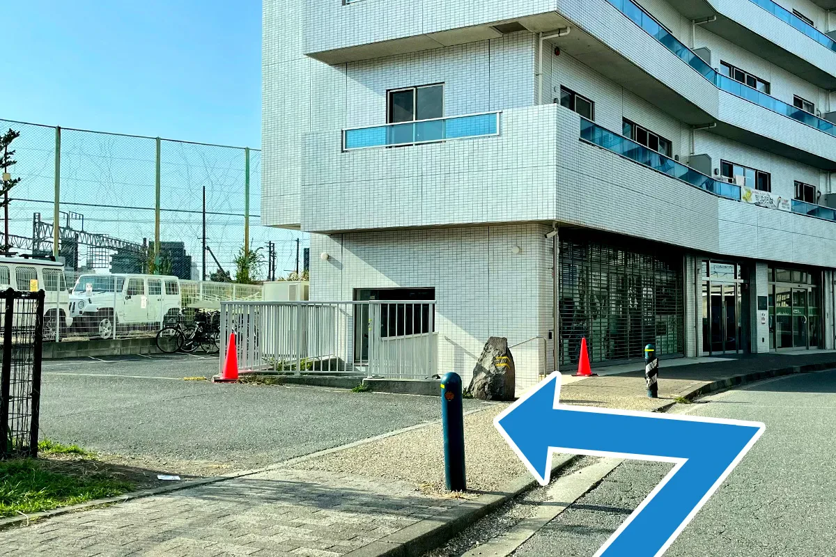 100mほど先の駐車場入り口