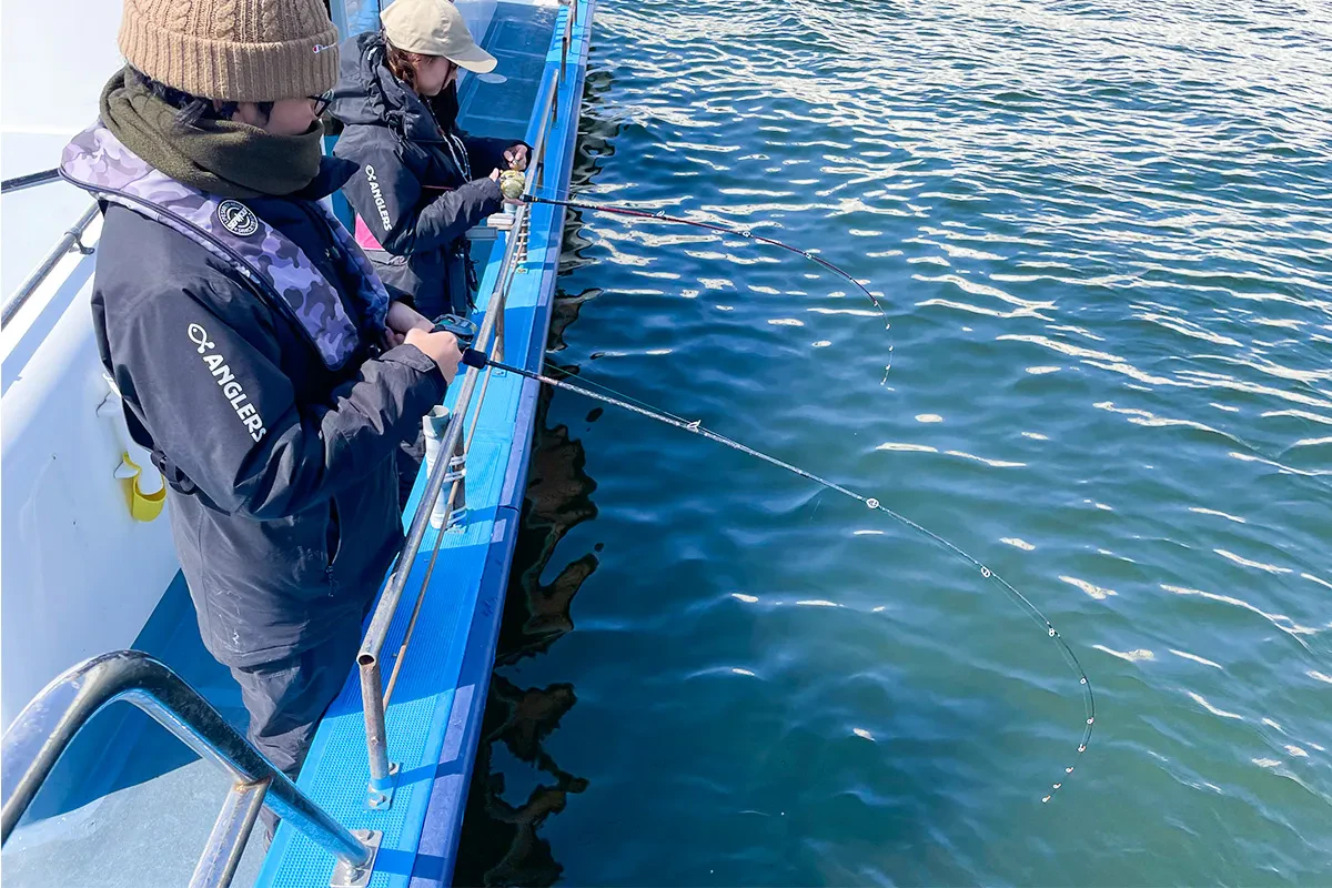 真剣に竿先を見つめる2人