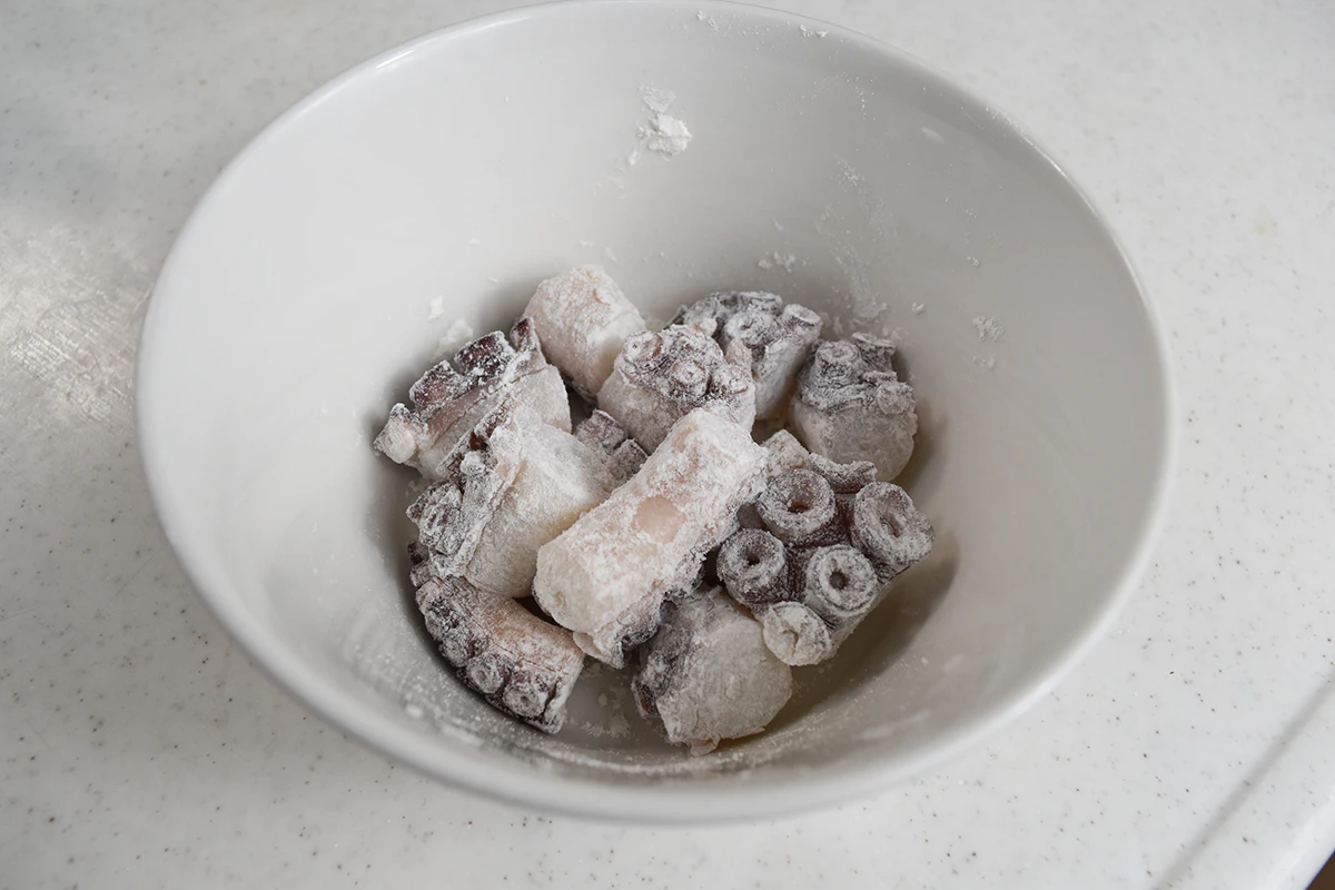 一口大に切って小麦粉をつける
