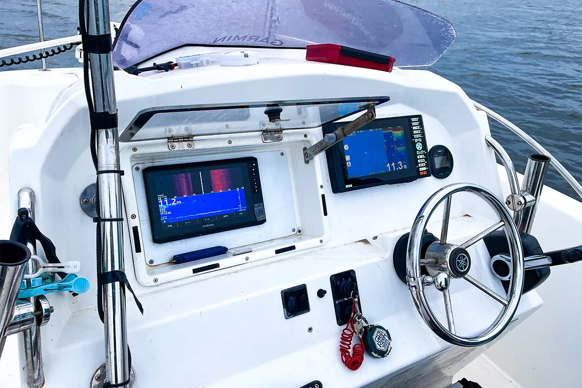 ホンデックス製とガーミン製の魚探が2画面