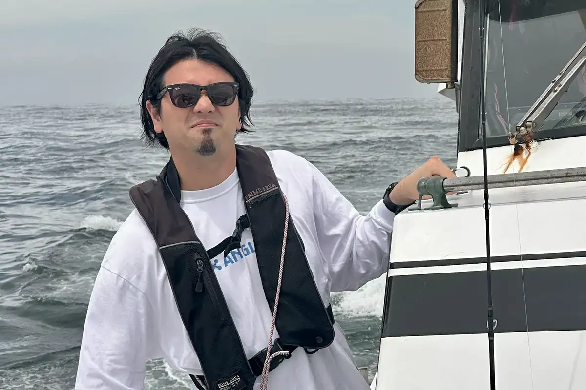 フックアウトして渋い表情をするアングラーズスタッフ