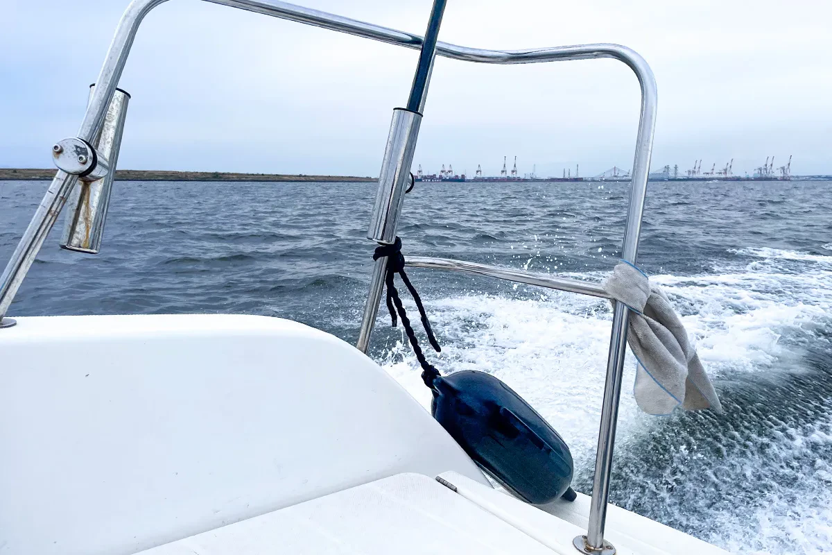 高速で移動する船