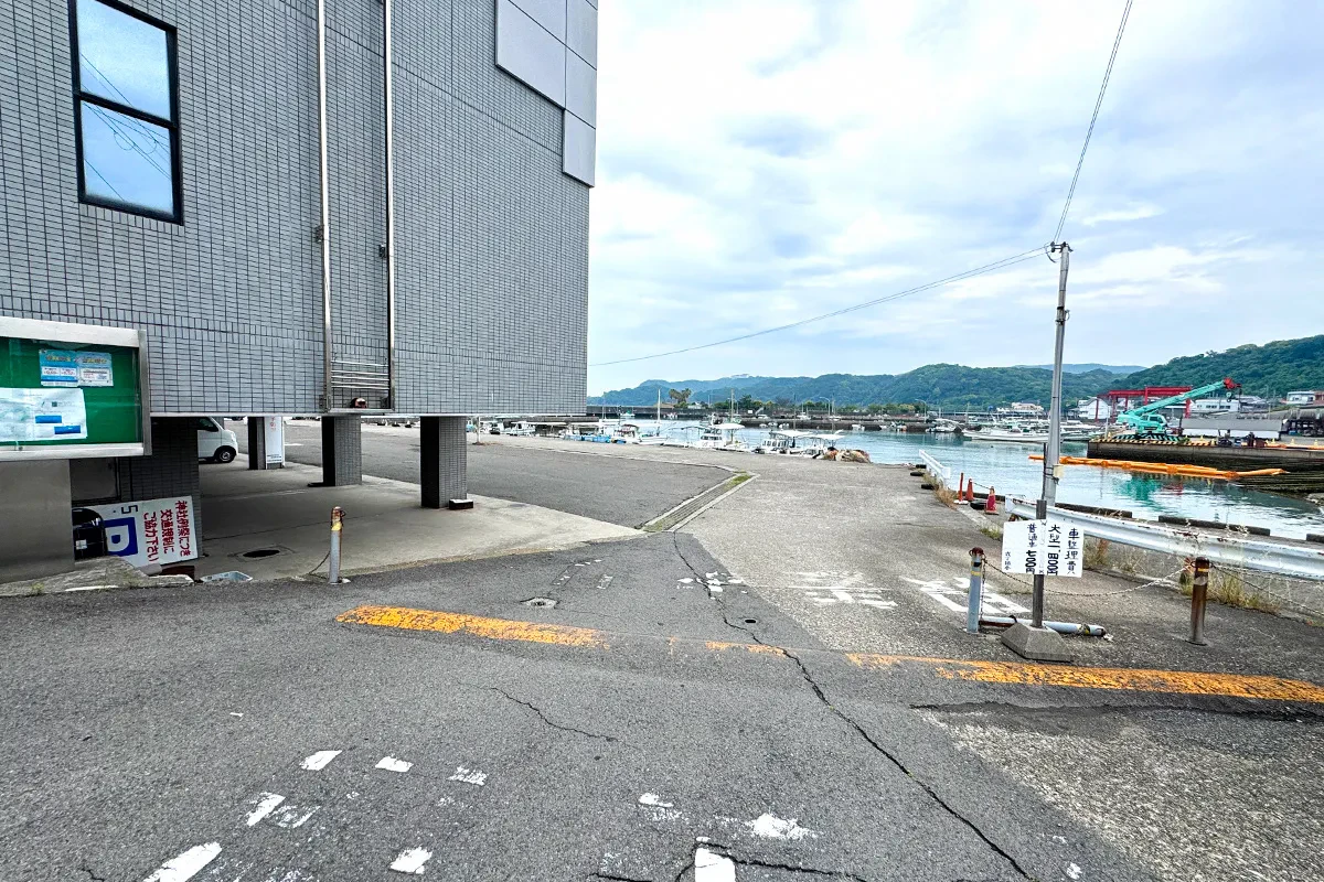 港内駐車場の入り口