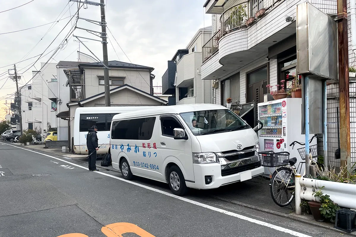 かみやの送迎車とバス