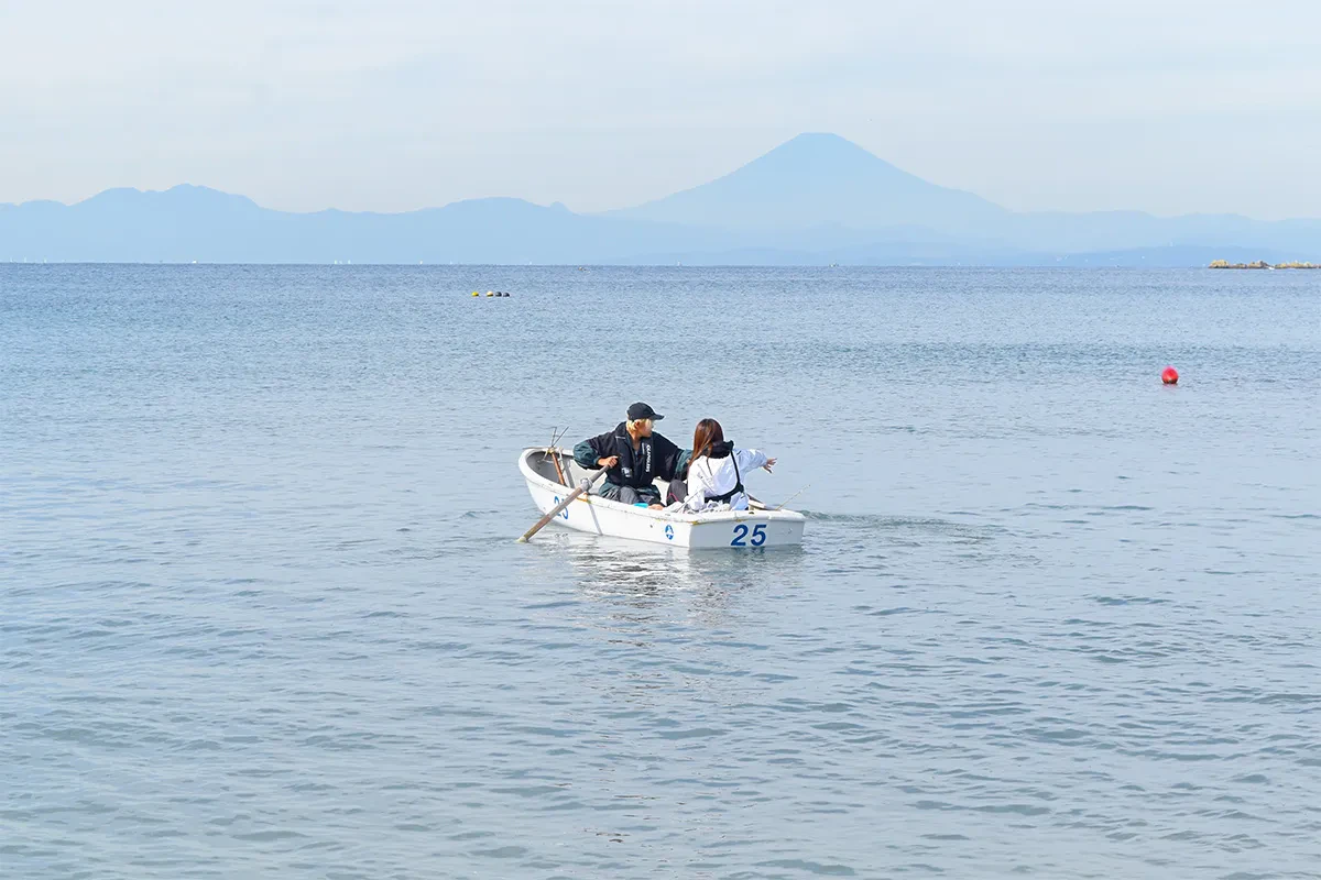 富士山をバックに沖へとオールを漕ぐ