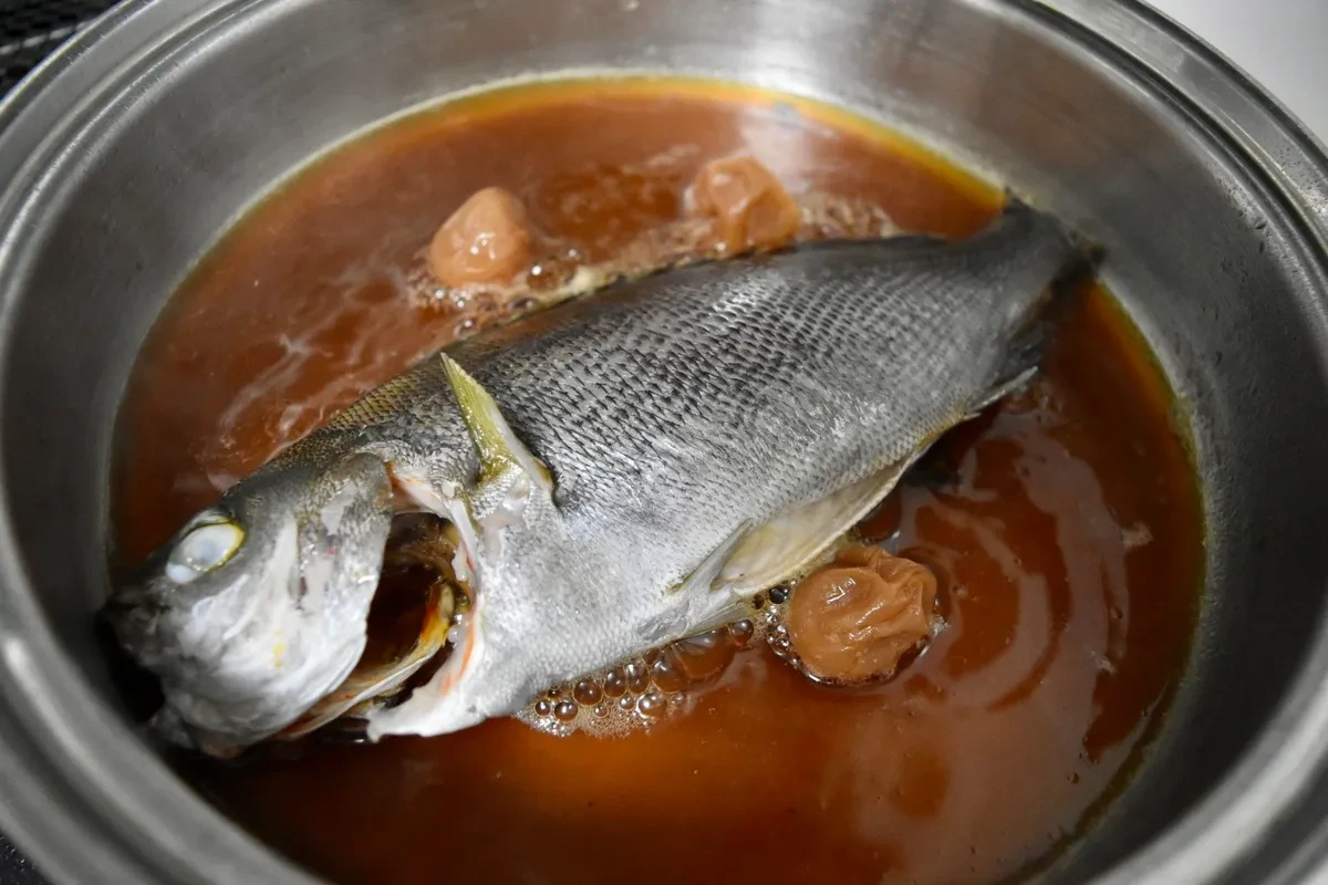 醤油と梅干しを入れる