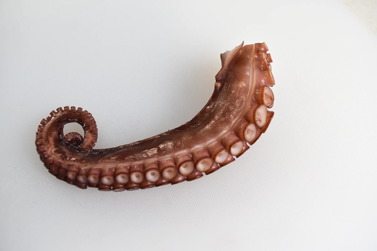 皮に切り込みを入れる