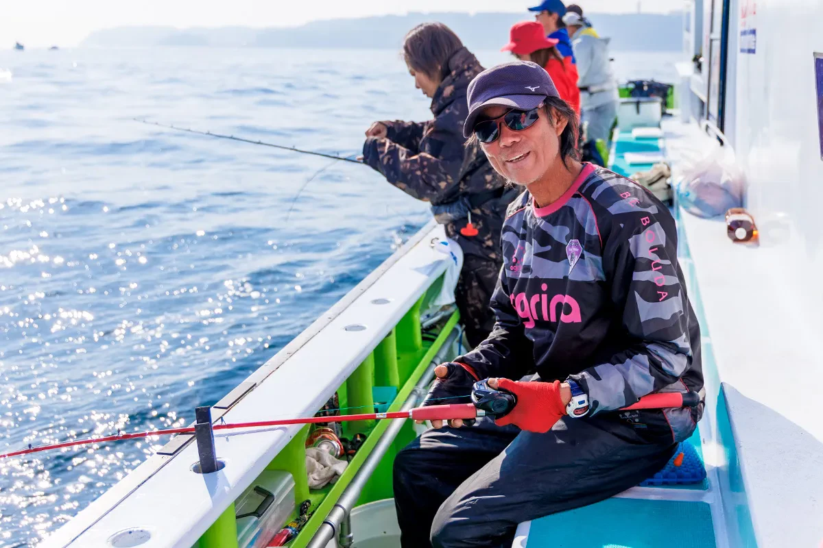 凪の中釣りを楽しむ大会参加者