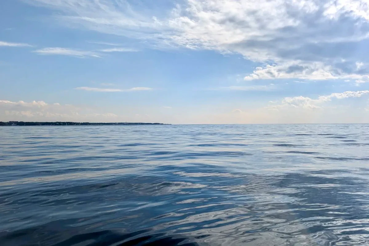 ベタ凪の海