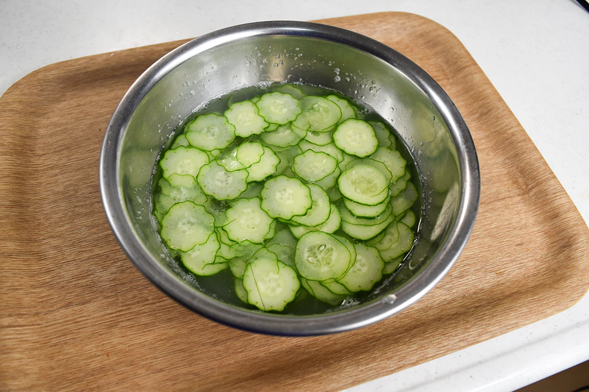 きゅうりを輪切りにする