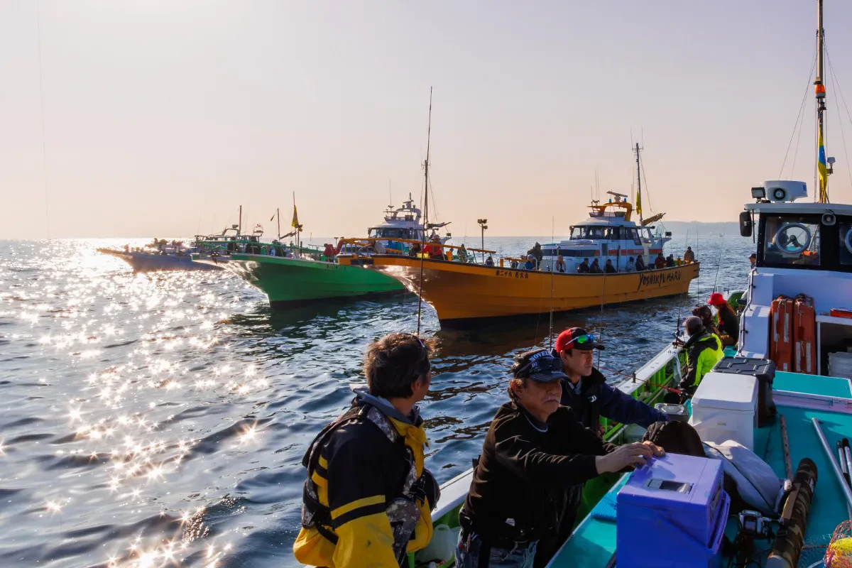 猿島沖に集う参加船