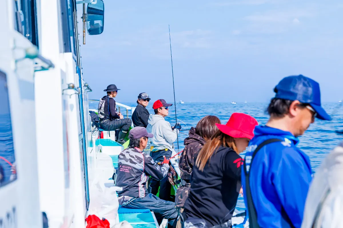 釣りに集中する大会参加者