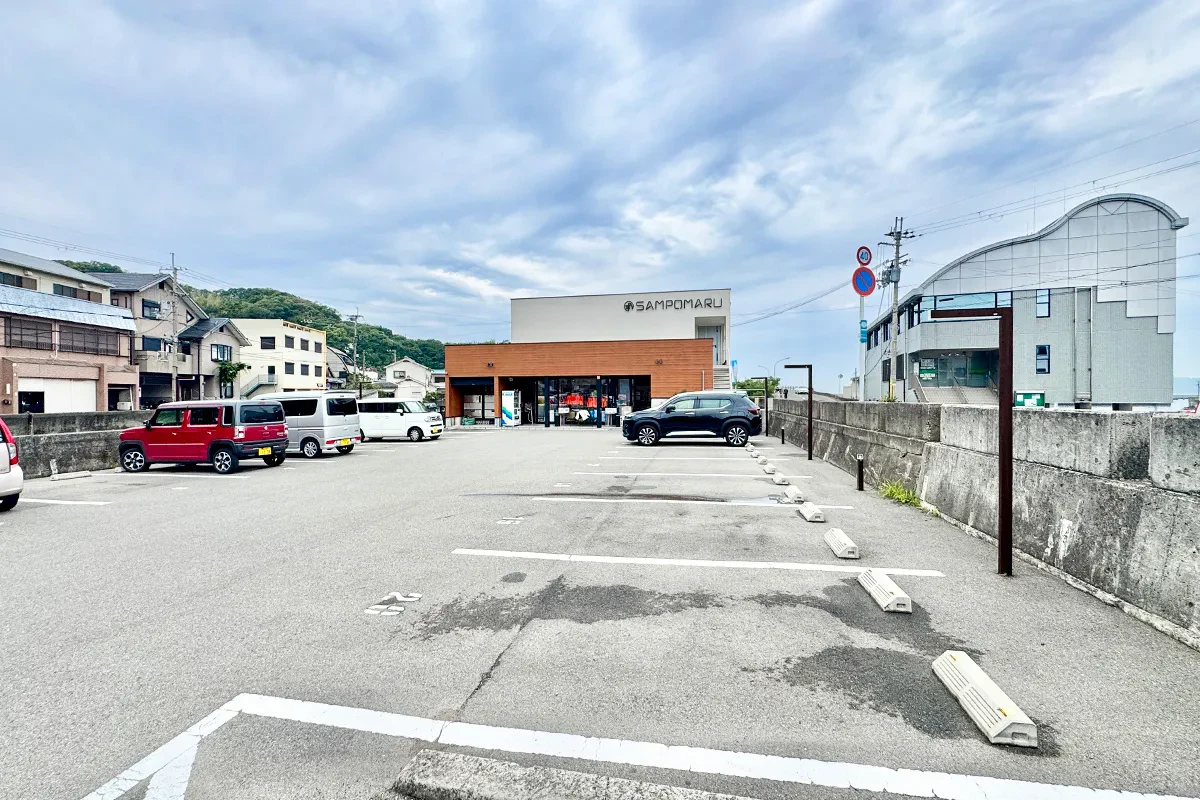 受付前の駐車場