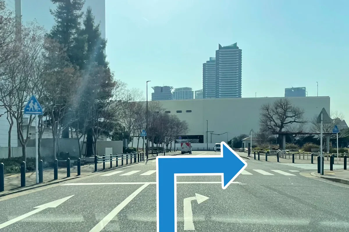 信号のない交差点を右折