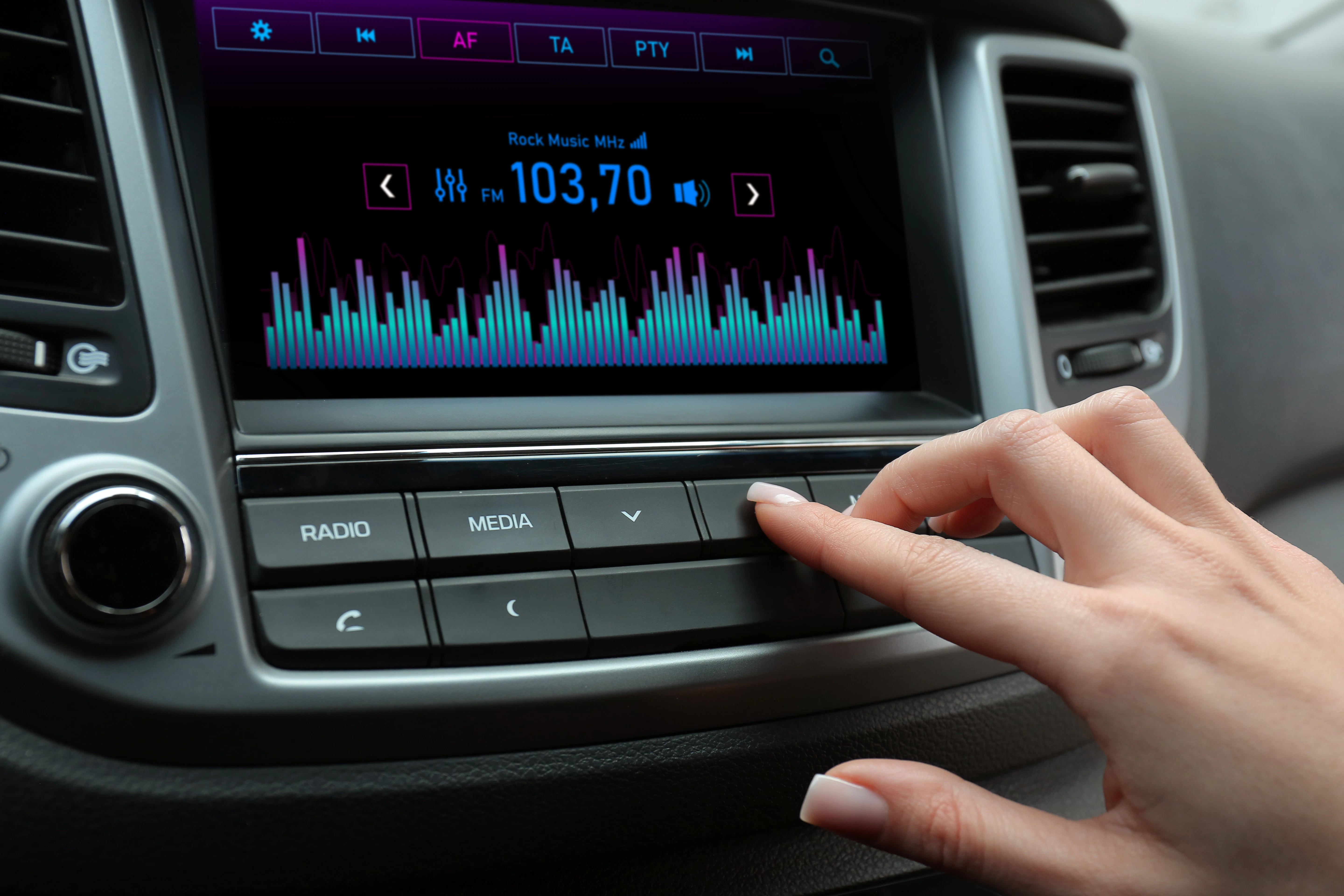 運転中のラジオやオーディオブック活用術。眠気を飛ばして集中力を保つ聴き方