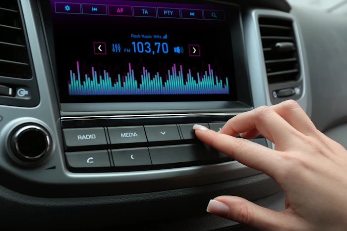 運転中のラジオやオーディオブック活用術。眠気を飛ばして集中力を保つ聴き方
