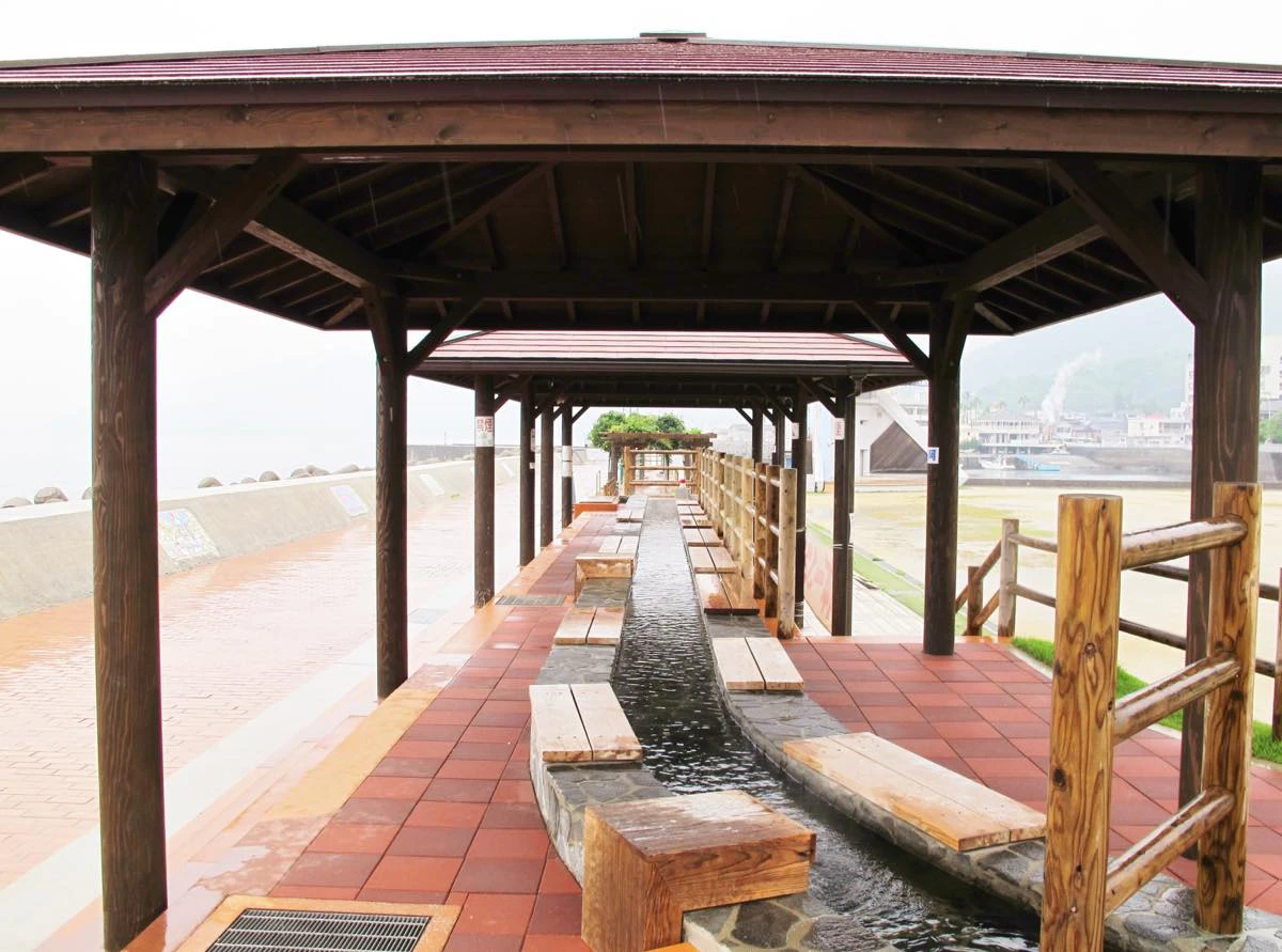 日本一長い流れる足湯 ©長崎県観光連盟