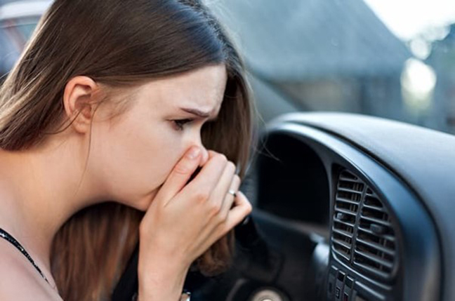 車のエアコンが臭くなる原因とは？