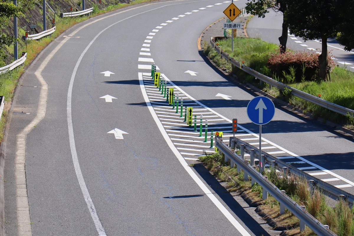 「自分の車が入れるスペース」と「合流地点でスピードが同じくらいな車」をチェック