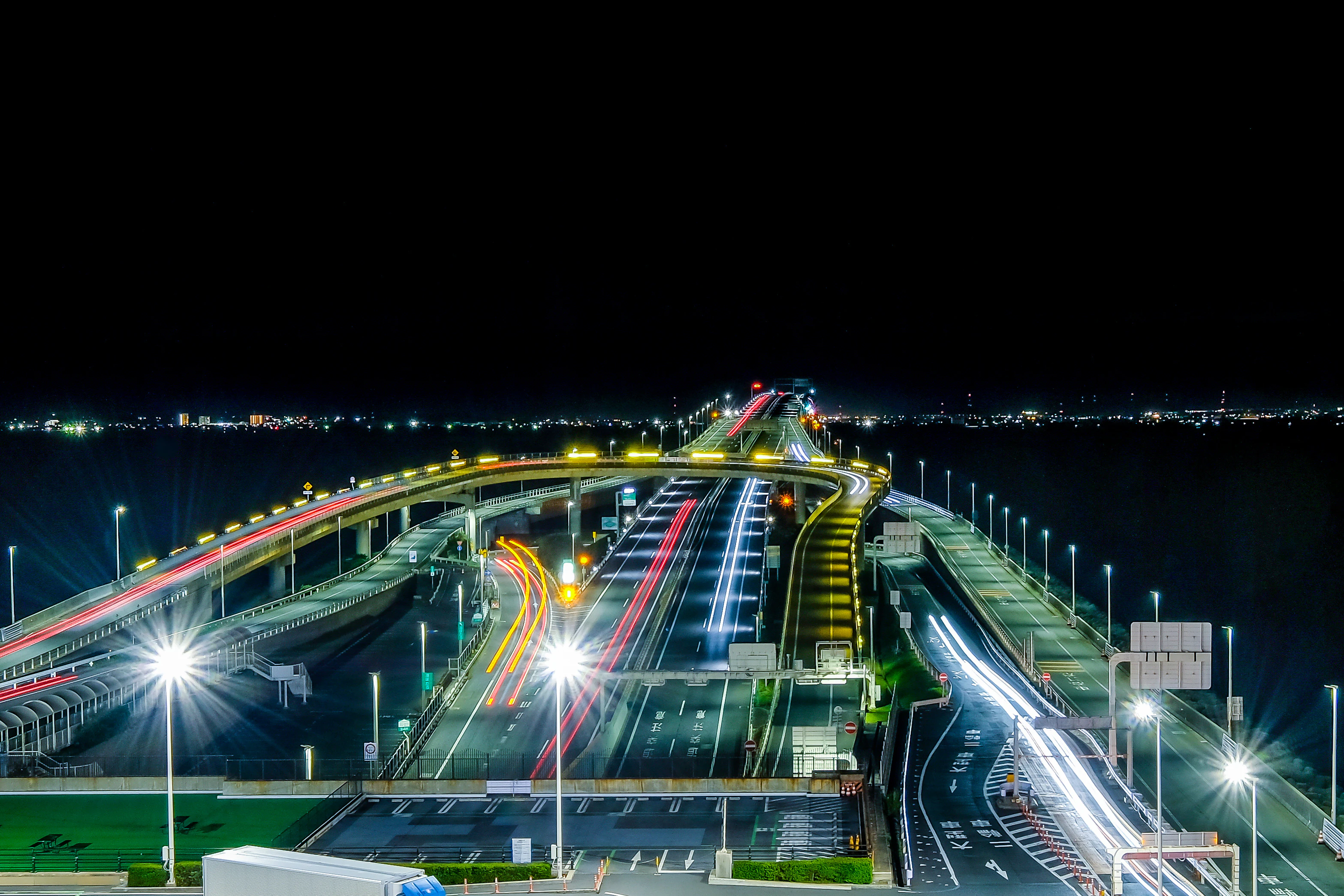 都会の夜景から星空まで！初心者のための「夜のドライブ」安全と楽しみ方ガイド