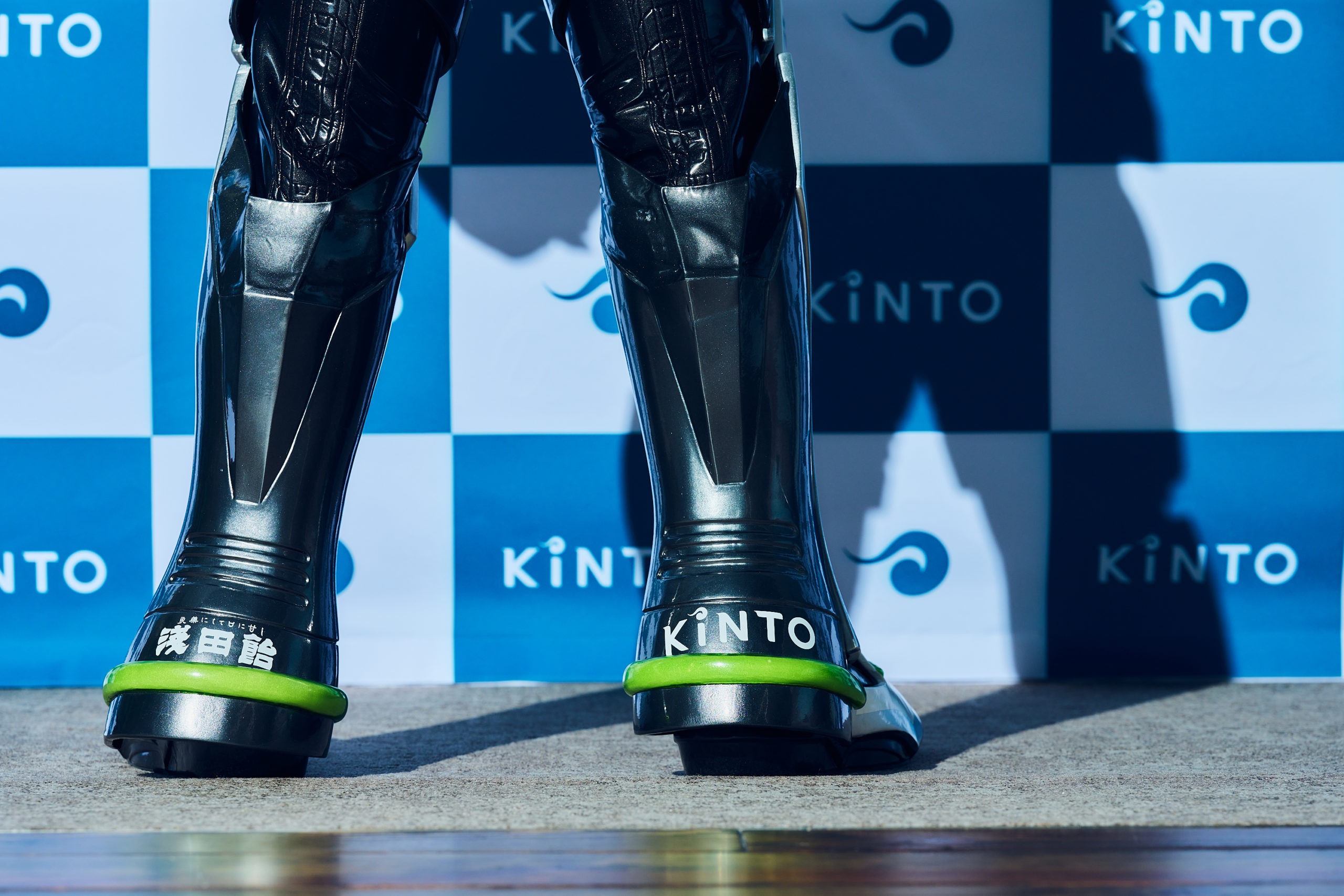 ワイルドタイガーのヒーロースーツの踵にはKINTOと浅田飴のロゴが
