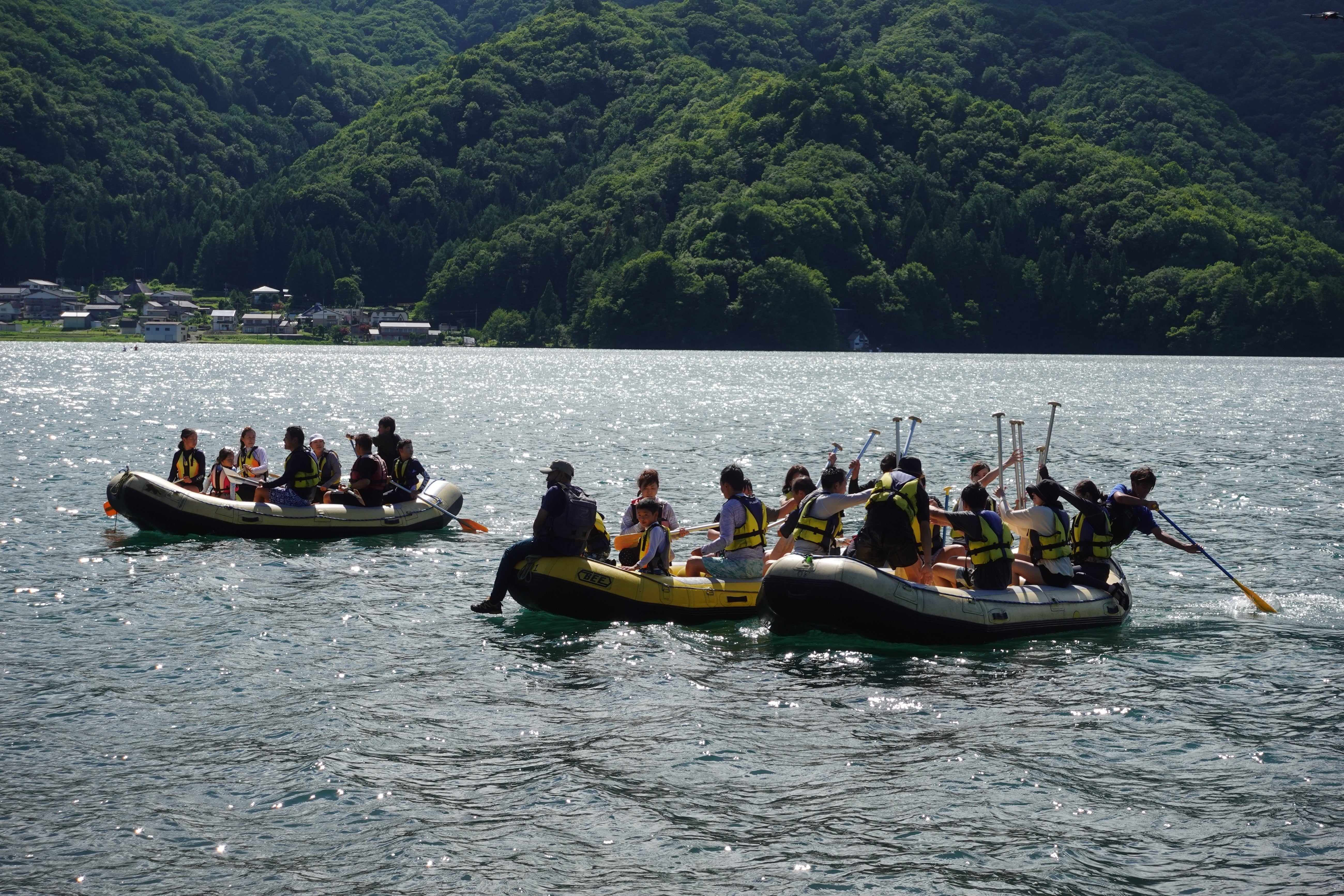 湖を散歩しながら、みんなでバランスをとったり、思わず飛び込んでみたり