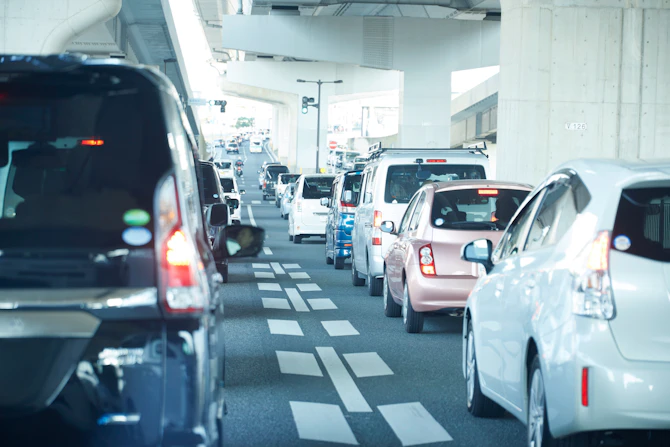 【渋滞の科学】あなたが「車間距離」を空けるだけで、1kmの渋滞が消える? 初心者が知っておきたい「ブレーキを踏まない」運転術