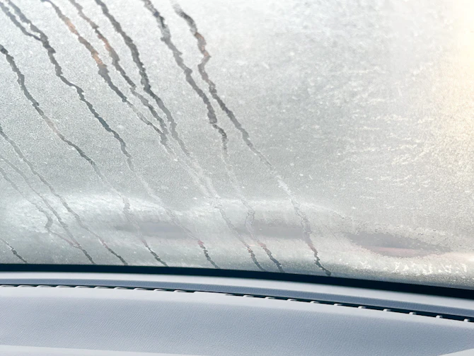 雨の日の運転が怖い…視界をクリアにする『窓の曇り』即効解消術