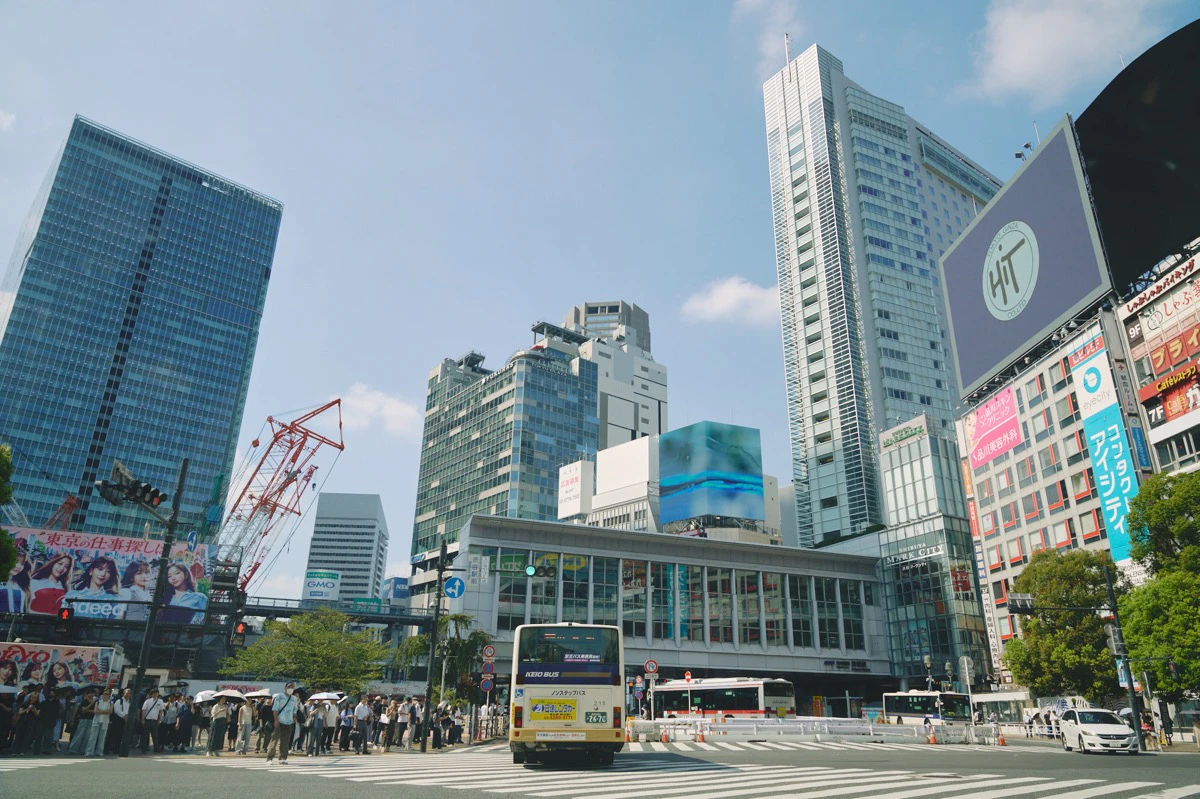 人もクルマも多くて不安になりますが、すぐに高速なので我慢