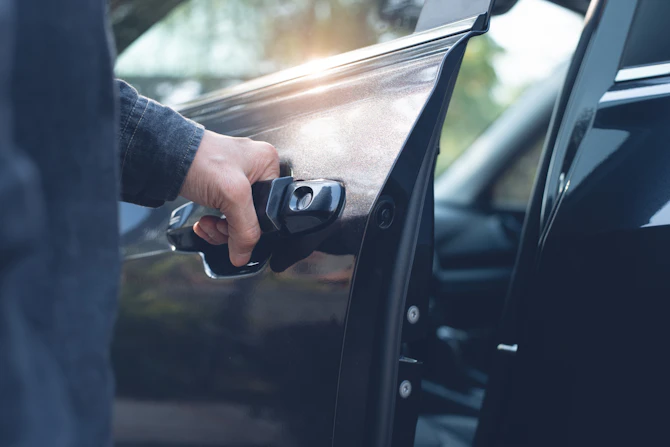 意外と知らない！初心者のための「半ドア」完全防止ガイド：安全な閉め方と確認のコツ