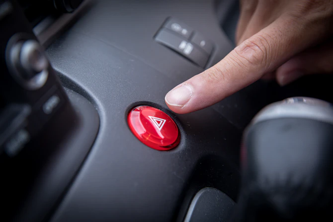 サンキューハザードは違反ってホント？初心者が知っておきたい「道路上の暗黙の了解」と本当のマナー