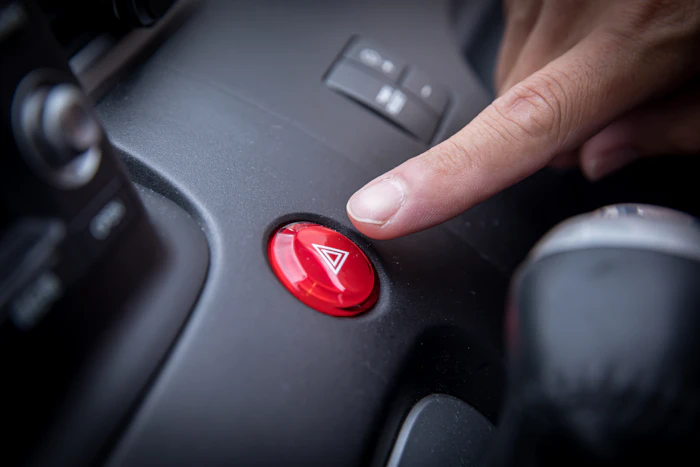 サンキューハザードは違反ってホント？初心者が知っておきたい「道路上の暗黙の了解」と本当のマナー