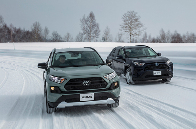 左:RAV4 Adventure 右:RAV4 HYBRID X(写真は2019年モデル)