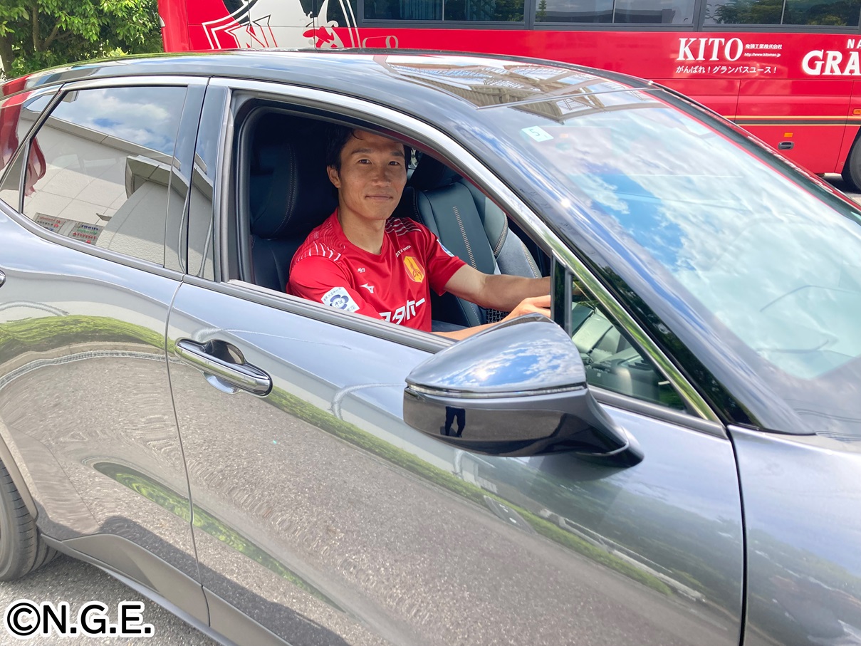 稲垣祥選手が所属する名古屋グランパスがKINTOで「LEXUS LBX」を
