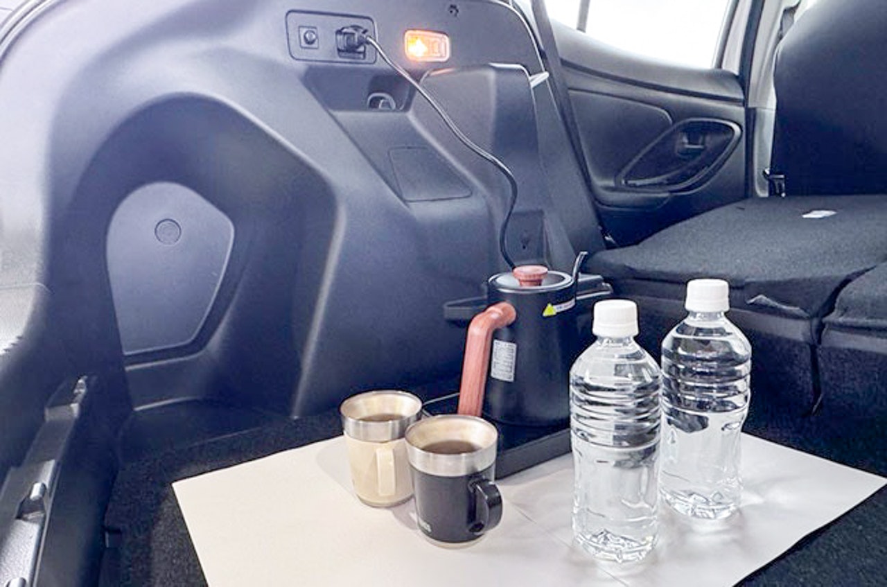 車の中でお湯を沸かしている様子