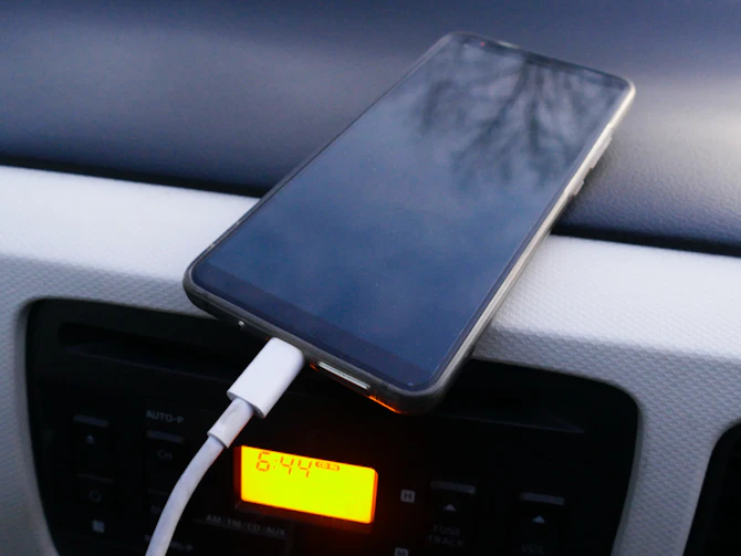 【都市伝説を解明】車でスマホを充電すると「車のバッテリー」が寿命になるってホント?