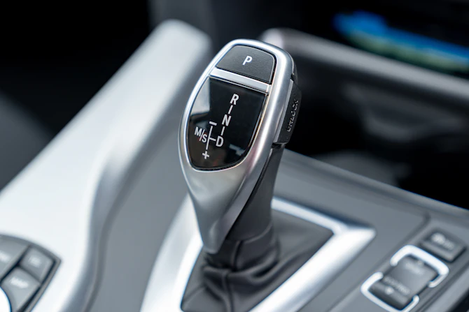 【エンジンブレーキの真実】使いすぎると壊れるのは嘘？ むしろ愛車を長持ちさせる「魔法の減速術」と、初心者が陥る3つの罠
