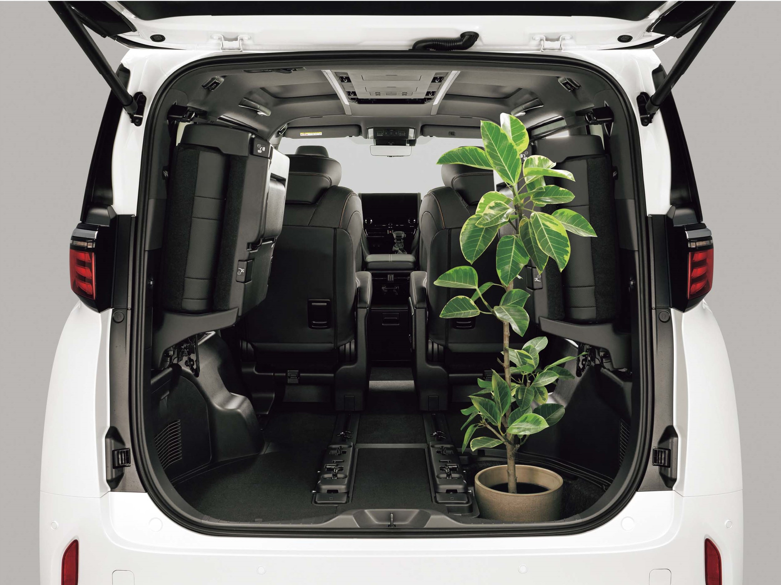 新型アルファードの荷室サイズ