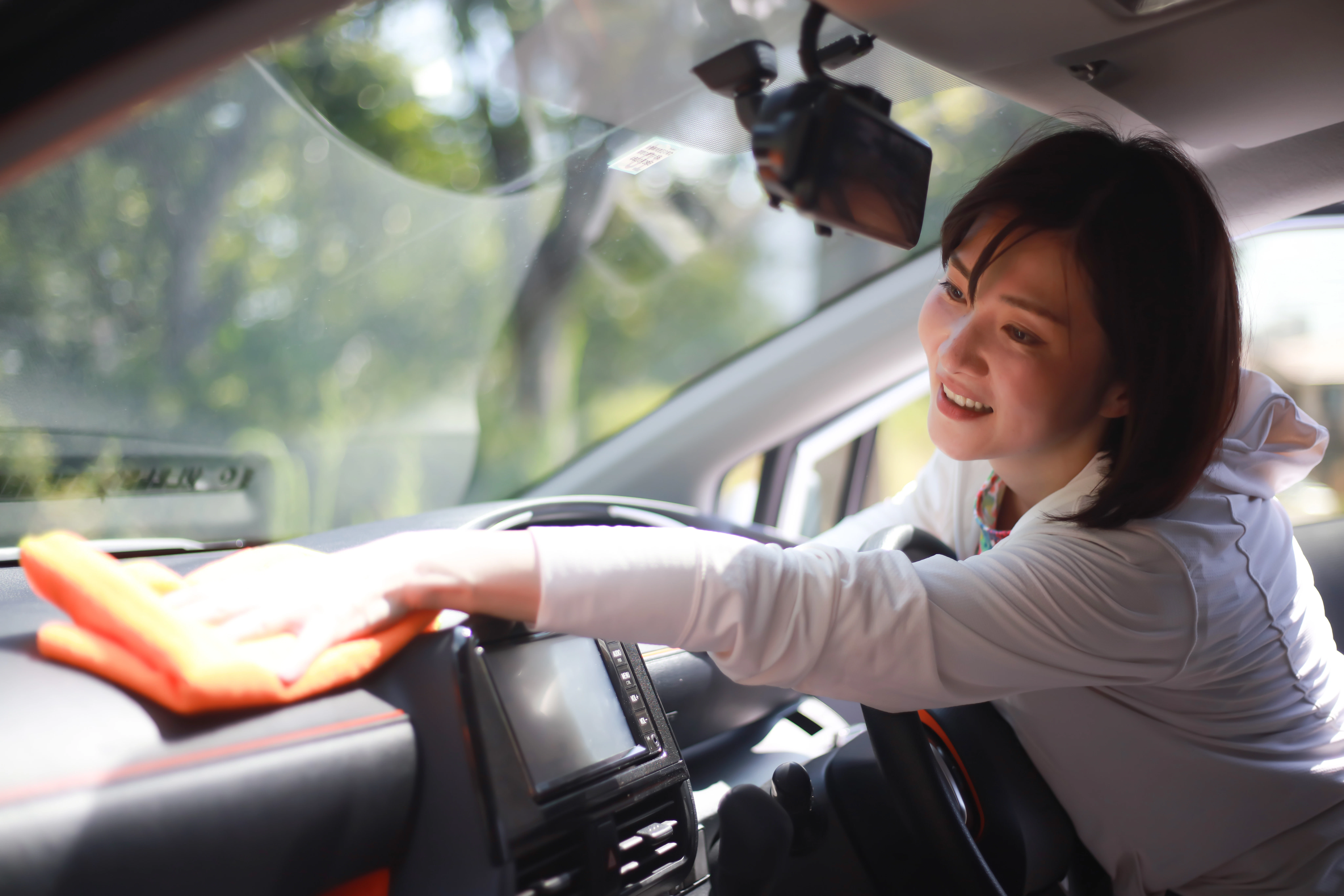 海水浴・キャンプの後の「車内の砂」を効率よく掃除する！ 初心者のための完璧ガイド