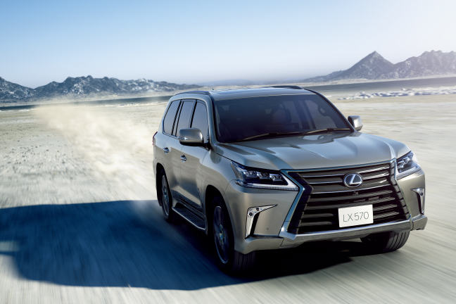 【最高峰のSUV】レクサスLXを徹底レビュー!ラグジュアリーなインテリアからタフな走りまで