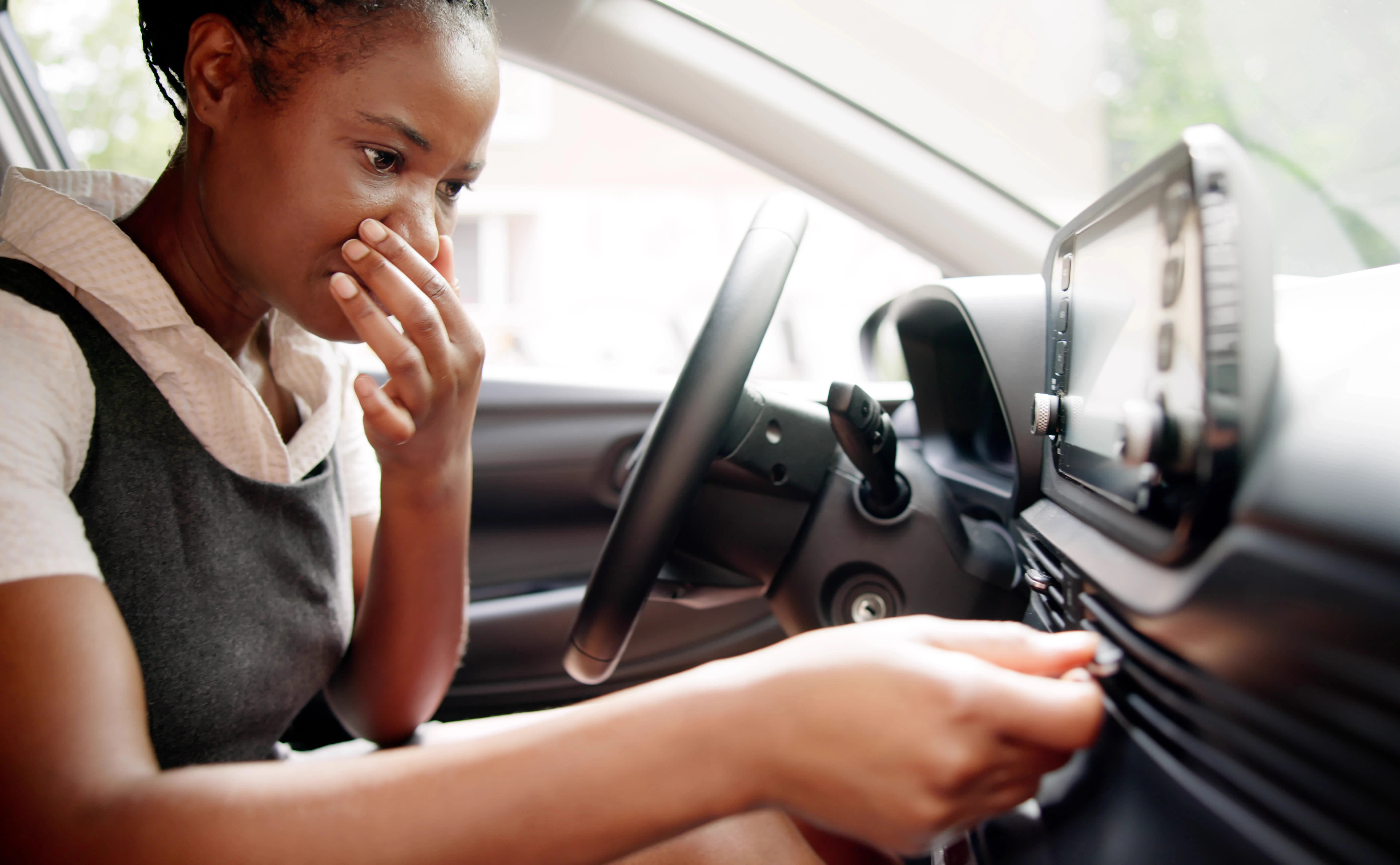 悪臭・カビから愛車を守る！初心者のための「車内の消臭・防カビ対策」完全ガイド＆おすすめグッズ